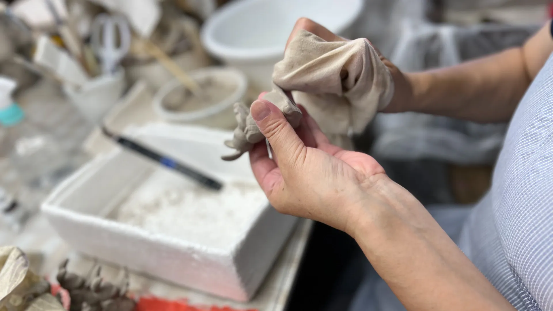 型から取り出された素地には、型の合わせ目にバリができ、それぞれの部品をきれいに取り除き綺麗に仕上げます。